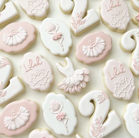 Ballet Cookies Royal Icing, Tutu Cute 2nd Birthday Party Cookies, Ballerina Decorated Cookies, Tutu Cookies Decorated, Ballerina Cookies Decorated, Tutu Cookies, Dance Cookies, Ballet Cookies, Daisy Cookies