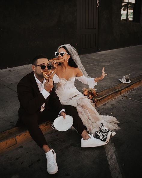 Wedding Pre Photoshoot, Cool Pre Wedding Photoshoot, Pre Wedding Photoshoot Street, Engagement Photos With Sunglasses, Casual Wedding Pictures, Fun Wedding Photoshoot, Non Traditional Engagement Photos Ideas, Casual Wedding Photoshoot, Civil Wedding Photos