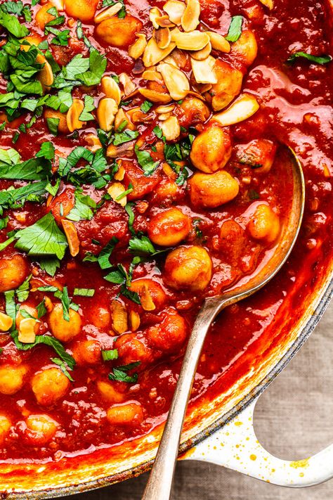 harissa chickpea stew macro Harissa Stew, Harissa Soup, Sausage Casserole Slow Cooker, Thai Mango Salad, Baked Beetroot, Harissa Recipes, Veggie Ideas, Lazy Cat Kitchen, Beet Burger