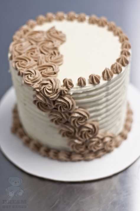 Brown Cake Design, Brown Cake, Easy Buttercream Frosting, New Birthday Cake, Mocha Cake, Cake Decorating For Beginners, Cake Buttercream, Basic Cake, Simple Decoration