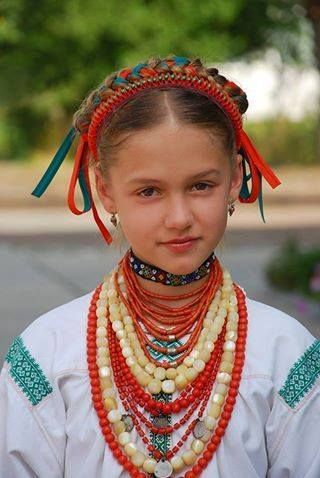 Folk Accessories, Ukrainian Outfit, Ukraine Culture, Slavic Culture, Flower Head Wreaths, National Clothes, Bohemian House, Folk Costume, Beads Jewelry