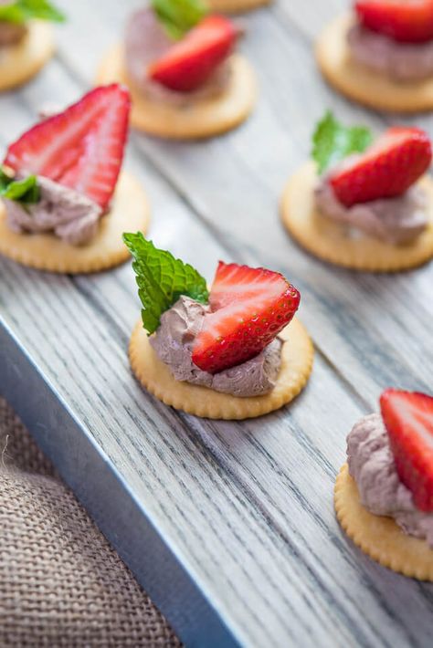 Strawberry Chocolate Mousse Bites Strawberry Chocolate Mousse, Artist Party Ideas, Finger Food Ideas, Artist Party, Quick Dessert, Dessert Simple, Strawberry Chocolate, Healthy Meals For Two, Strawberry Desserts