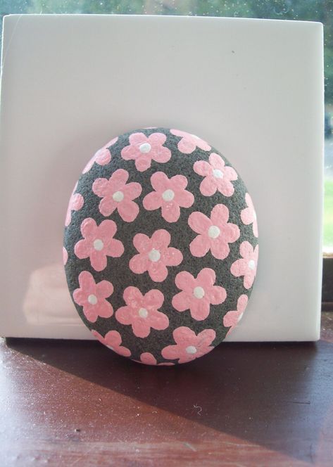 Pebbles Painting Ideas, Easy Paintings On Rocks, Cute Pebble Painting, Cute And Easy Rock Painting Ideas, Pastel Rock Painting, Cute Stone Painting Ideas, Simple Stone Painting, Cute Things To Paint On Rocks Easy, Cute Simple Rock Painting Ideas