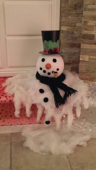 Melted Snowman Doorway Decoration...these are the BEST Homemade Christmas Decorating Ideas! Outdoor Christmas Diy, Jul Diy, Snowman Christmas Decorations, Christmas Decorations Diy Outdoor, Office Christmas, Snowman Decorations, Outdoor Christmas Decorations, Homemade Christmas, Christmas Deco