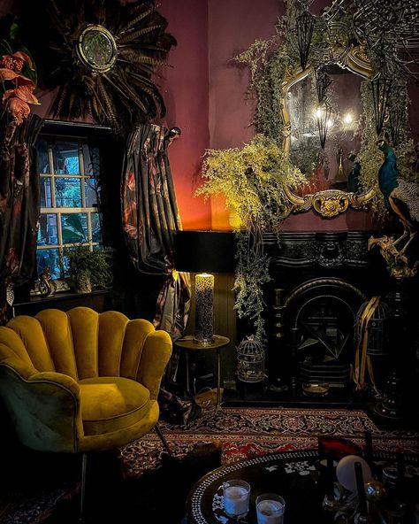 Dark Maximalist, Maximalism Interior, Deco Baroque, Maximalist Interior, Dark Home Decor, Goth Home, Colourful Living Room, Maximalist Decor, Dark Interiors