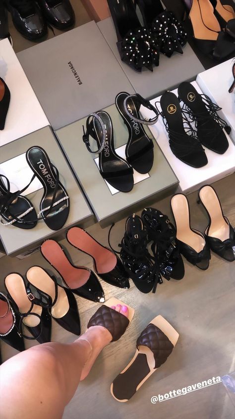 #aesthetic #instagram #shoes Kylie Jenner Heels, Kylie Jenner Shoes, Kylie Jenner Closet, Instagram Shoes, Jenner House, Dr Shoes, Stories Ideas, Cute Heels, Shoe Closet