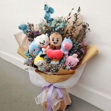 Party Present Ideas, Bt21 Bouquet, Bts Flower Bouquet, Bts Bouquet, Army Crafts, Bts Cake, Bts Birthdays, Graduation Cap Decoration, Cap Decorations