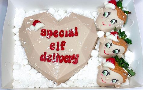 Elf On The Shelf Dessert Ideas, Christmas Strawberries, Smash Heart, Elf Delivery, Christmas Strawberry, Awesome Elf On The Shelf Ideas, Strawberry Wine, Edible Creations, Chocolate Hearts