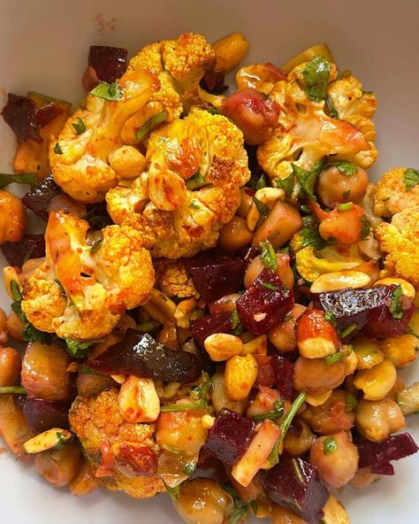 Roasted Beet Cauliflower Chickpea Salad - Carve Your Craving Roasted Beets And Cauliflower, Sweet Potato Quinoa Salad, Spicy Salad, Csa Recipes, Beetroot Salad, Beet Recipes, Chaat Masala, Roasted Beets, Chickpea Salad