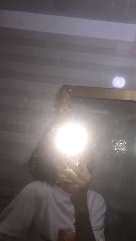 Fake Short Hair, Mirror Selfie With Flash, Hair Mirror, Fake Photo Short Hair, Nightclub Aesthetic, Girls Mirror, Mirror Selfie Poses, Self Portrait Poses, Face Aesthetic