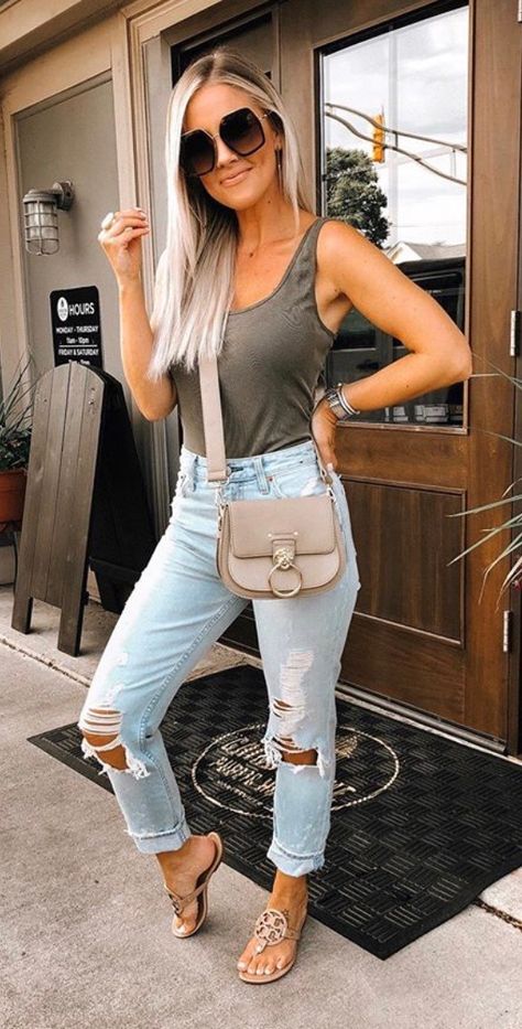 Casual Barbecue Outfit, 30 Year Old Fashion Women Spring, Women In There 30s Outfits, Early Spring Wedding Guest Outfit, Hot 40 Year Old Outfits, 2023 Casual Outfits Trends, Woman’s Spring Outfits, Outfits For Early 30s, Casual Summer Outfits For Moms Over 30