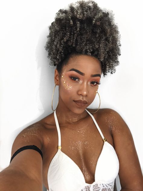 Maquiagem De Carnaval Pele Negra #maquiagem  #maquiagempelenegra #maquiagemdecarnaval #pelenegra Glitter Carnaval, Makeup Carnaval, Make Carnaval, Festival Makeup Glitter, Performance Hairstyles, Weave Extensions, Afro Punk, Festival Makeup, Glitter Makeup