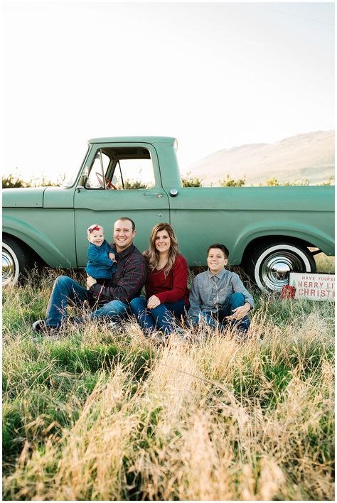 Gravel Road Family Pictures, Olivia Photoshoot, Rustic Family Photos, Old Truck Photography, Family Photos Christmas, Truck Photography, Family Photo Outfits Winter, Family Photo Outfit Ideas, Outfit Ideas Christmas