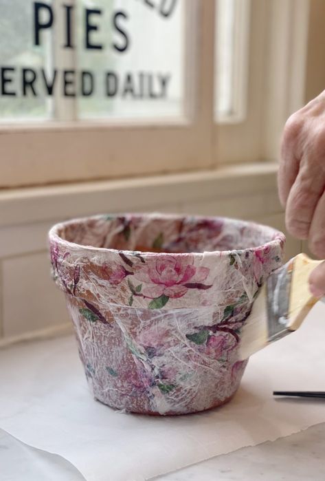 I love terra cotta pots and I thought it might be fun to try a decoupage project with some napkins. I used some old terra cotta pots and made these adorable pots for some lavender. Decorating Terra Cotta Pots, Flower Wall Hanging Decor, Room Hanging Decor, Diy Paper Wall Hanging, Wall Hanging Ideas, Terra Cotta Pots, Decoupage Decor, Mod Podge Crafts, Terra Cotta Pot Crafts