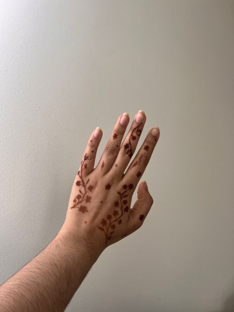 Simple Leaves Mehndi Designs, Simple Hannah Design Hands, Henna Vine Design, Vines Henna Designs, Simple Hannah Design, Vine Henna, Tattoo Savage, Floral Mehndi, Henna Hands