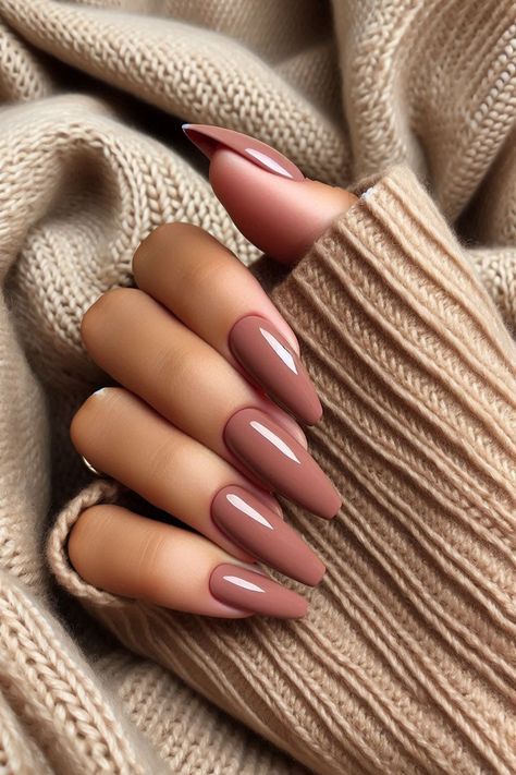 European Fall Nails, Fall Neutral Nails Gel, Nails Office Work, Fall Beige Nails, Color French Tip Nails Fall, Fall Acrylic Nails 2024, Warm Nude Nails, Full Nail Color Ideas, Light Colored Fall Nails