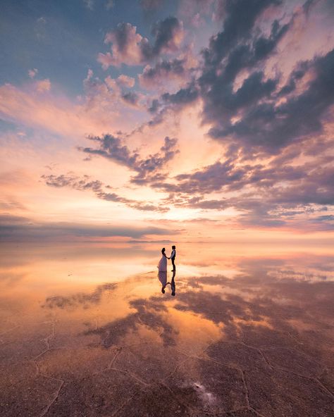 Where the earth meets the sky - Salar de Uyuni, Bolivia. Photo: Hiromasa Kondo. #Bolivia #Uyuni #SouthAmerica #TravelMore Bolivia Salt Flats, Beautiful Beach Wedding, Salt Flats, Wedding Pics, Wedding Event, Bolivia, Wedding Tips, South America, Perfect Wedding