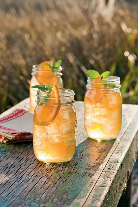 This Shoo-Fly Punch Is An Instant Crowd-Pleaser bourbon, bitters and ginger liquer and ginger beer. Can we say Yum?? Superbowl Cocktails, Ginger Beer Cocktail, Bourbon Cocktail Recipe, Alcoholic Punch Recipes, Mason Jar Drinks, Oyster Roast, Spicy Cocktail, Alcoholic Punch, Shoo Fly