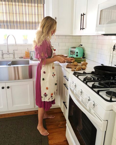 Kitchen Outfit Women, Wife Material Aesthetic, Apron Aesthetic, Trad Wife Aesthetic, Wife Fashion, Happy Housewife, House Wife, House Chores, Wife Material