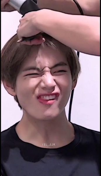 #bts #taehyung #kimtaehyung #tae #btsv #방탄소년단 #kpop #btsarmy #video #tiktok #edit #moment Kim Taehyung Tata Mic Face, Kim Taehyung Funny Faces, Taehyung Smile Aesthetic, V New Video, Taehyung Cute Moments, Taehyung Laughing Video, Taehyung Funny Faces, Taehyung Funny Moments, Taehyung Smile Video