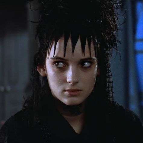 Beetle Juice Winona Ryder, Beatle Juice Winona Ryder, Winona Rider Beetle Juice, Lydia Deetz Pfp Movie, Wynona Ryder Beetlejuice, Winona Ryder Lydia Deetz, Lydia Deetz Halloween Costume, Brown Hair Movie Characters, Badass Movie Characters