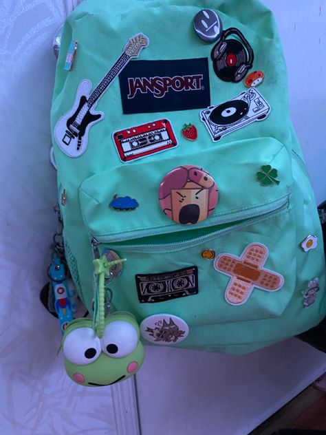 Backpack Decoration Ideas, Decorated Backpack, School Bag Organization, Backpack With Pins, Mochila Jansport, Backpack Ideas, Backpack Art, Silly Clothes, Stylish School Bags