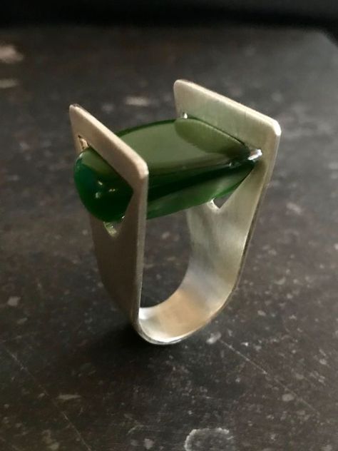 Kildare Village, Crystal Jewelry Diy, Vintage Jewelry Diy, Jewellery Shops, Modern Jewellery Design, Contemporary Jewelry Design, Modernist Jewelry, Green Gems, Gem Ring