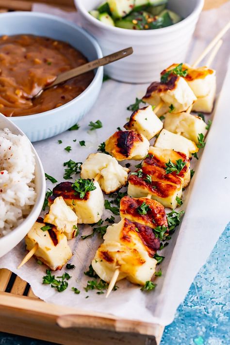 Veggie Bbq Ideas, Healthy Summer Dinner Ideas, Halloumi Skewers, Halloumi Recipes, Healthy Summer Dinner, Halloumi Cheese, Bbq Dishes, Grilled Halloumi, Satay Sauce