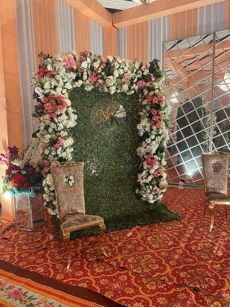 Photo Booth For Wedding Indian, Selfie Booth Ideas Wedding, Wedding Selfie Booth, Selfie Point Ideas, Selfie Point, Selfie Booth, Picture Booth, Flower Background Design, Flower Garland Wedding