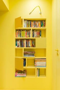 Create a luxurious and unique decoration for the kids' room with these yellow themed projects. Recess Shelving, Yellow Shelves, Yellow Library, Cube Architecture, Monochromatic Room, Colorful Apartment, Yellow Room, Store Books, Yellow Interior