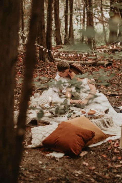 Picnic In The Woods Romantic, Picnic In The Woods Aesthetic, Autumn Picnic Photoshoot, Outdoor Fall Proposal Ideas, Fall Outdoor Photoshoot Setup, Fall Picnic Photoshoot, Fall Picnics, Fall Mini Shoot, Styled Photo Shoots