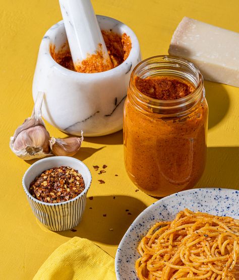 Pesto rouge aux tomates et poivrons | Recettes d’ici Summer Harvest, Sauce Tomate, Ricotta, Pesto, Peanut Butter, Peanut, Condiments, At Home, Sauce