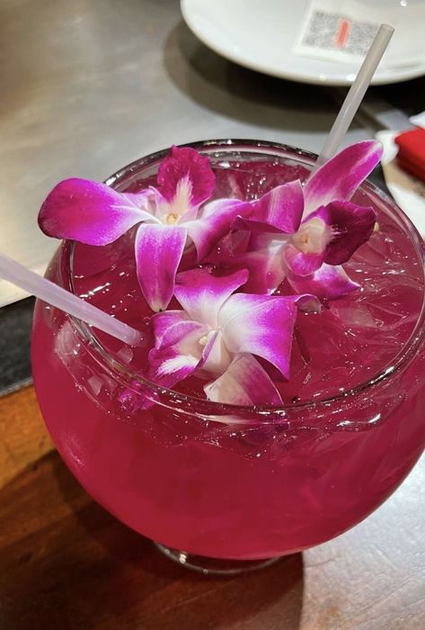 Pretty Alcoholic Drinks, Pink Drink, Alcohol Aesthetic, Fancy Drinks, Pretty Drinks, Think Food, Food Obsession, Pretty Food, Cocktail Drinks