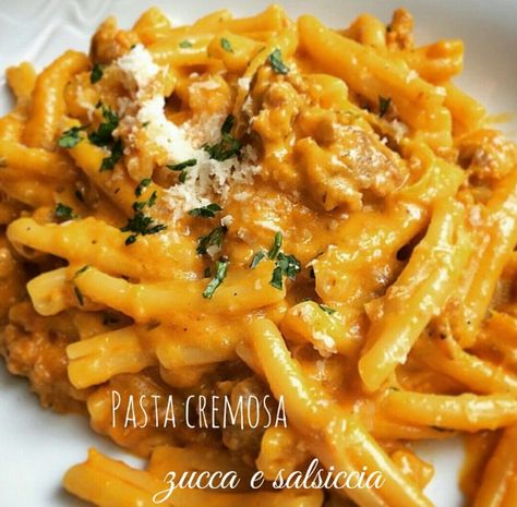 Pasta cremosa alla zucca e salsiccia Pasta Pumpkin, Cannelloni Pasta, Pasta Creamy, Ab Workouts At Home, Pasta Cremosa, Pasta Italiana, Workouts At Home, Pasta Lover, Pasta Fresca