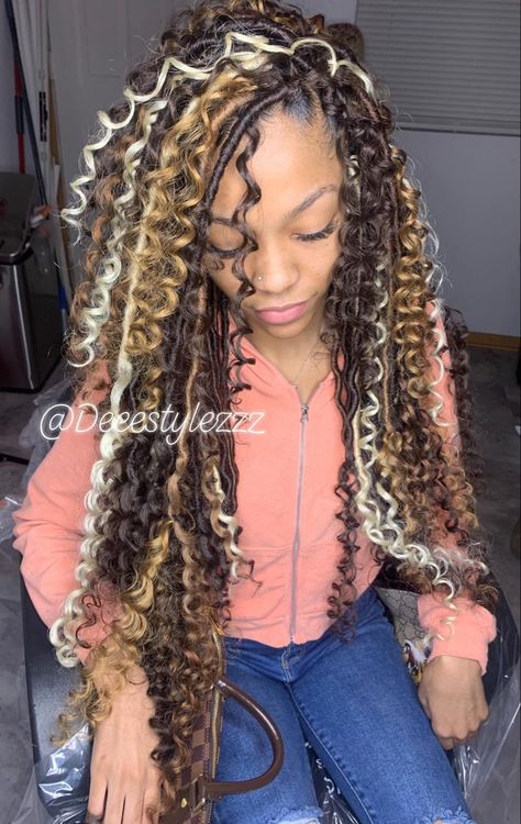 👑Crowing queens over here 💕 • 🤞🏽 Fb: Dee's Stylezz Insta:@Deeestylezzz To book ❤️❤️ https://vagaro.com/deeestylezzz *Money SAVER🤑 *touch up takes 2-3 hours 🕥 *its last 4months 📆 *grows you hair tremendously *light weight💪🏽 and NO these are not all individuals ‼️ Half&hAlf perimeter done by me 🔥 I love my clients I know some beautiful people this Beauty 🖤🖤🖤‼️📍 #fauxlocs #bohemianlocs #half&half #crochethairstyles #crohetfauxlocs #hairstylist #hairstyles #locstylesforwomen #locs #hai Synthetic Dreads Hairstyles, Locs Tutorial, Goddess Braids Updo, Cutest Hairstyles, Invisible Locs, Micro Braids Hairstyles, Vacation Hair, Braiding Hairstyles, Crochet Hairstyles