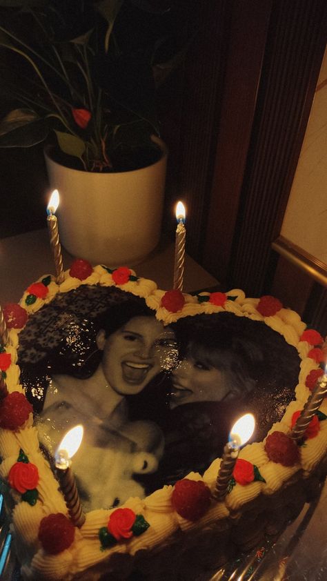 Lana Del Rey And Taylor Swift Cake, Helen Core, Bolo Taylor Swift, Lana Del Rey Taylor Swift, Swiftie Aesthetic, Taylor Swift Cake, 21st Cake, Girly Cakes, Taylor Swift Birthday