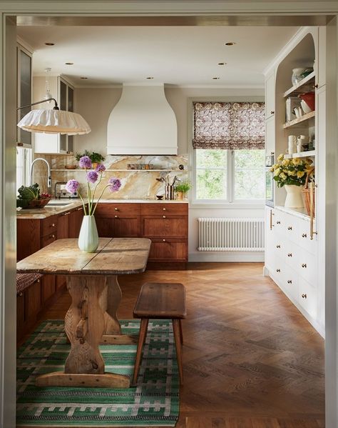 Life in print - 25 Jan 2024 - Red - UK Magazine - Readly Swedish Kitchen, Farmhouse Kitchen Lighting, Timeless Kitchen, Swedish House, Country Style Kitchen, Design Del Prodotto, Modern Farmhouse Kitchens, Favorite Kitchen, Dream Spaces