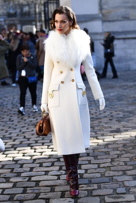 White Coat Outfit, Celebrity Winter Style, White Winter Coat, Bella Hadid Street Style, Street Style Trends, White Coat, Autumn Street Style, Coat Outfits, Glamour Fashion