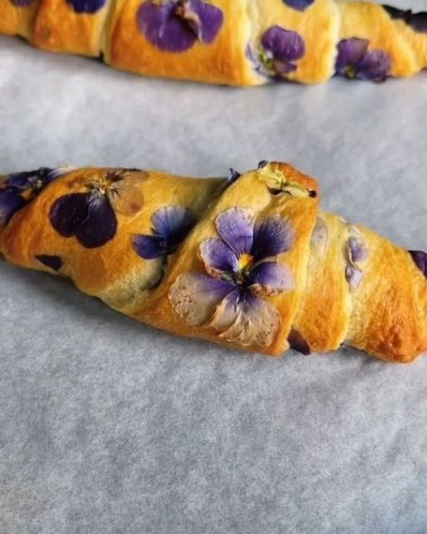 Nectarine Pastry, Flower Recipes, Vegan Meal Plan, Flower Desserts, Edible Flowers Recipes, Croissant Dough, Healthy Plant Based Recipes, Bread Art, Cake Stuff