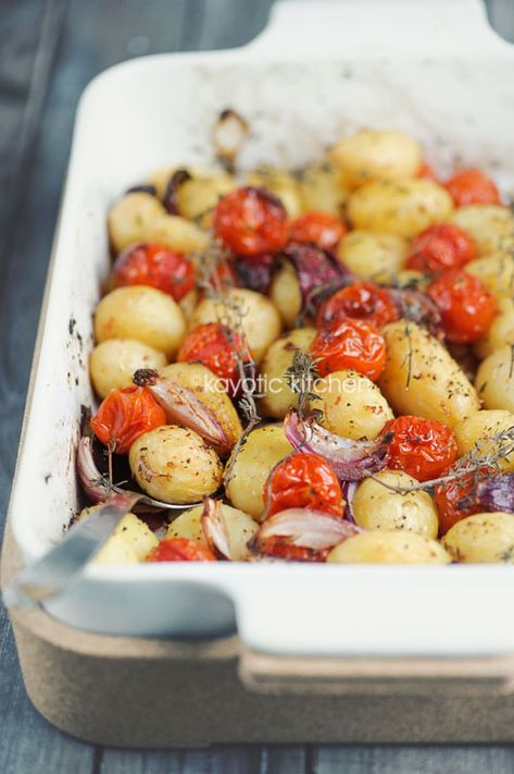 Balsamic Roasted Potatoes & Tomatoes Potatoes And Tomatoes, Easy Roasted Potatoes, Potatoes Tomatoes, Delicious Veggies, Food Map, Tomatoes Recipe, Stewed Tomatoes, Gravy Recipes, Potato Dishes