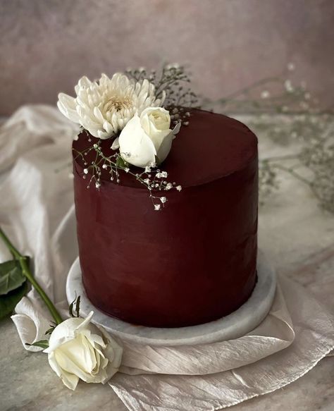 Dark Red Birthday Cake, Maroon Birthday Cake, Dark Red Cake, Burgundy And Gold Cake, Maroon Wedding Cake, Red Wine Cake Design, Burgandy Cake Design, Chocolate Cake Decorations, Maroon Cake