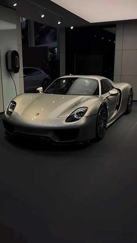 Porsche 918 Spyder Silver, Classy Cars Luxury, Porsche Silver, Porsche Retro, Silver Porsche, Luxury Cars For Women, Porche Car, Porsche Spyder, Old Porsche