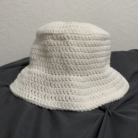 Quick & Easy Crochet Bucket Hat - Free Pattern & Tutorial Crochet Mens Bucket Hat, Crochet Mens Bucket Hat Free Pattern, Crochet Bucket Hat Men, Bucket Hat Pattern Free, Crochet Baby Cap, Chunky Crochet Hat, Clothing Crochet, Crochet Adult Hat, Weather Clothes