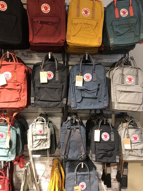 #fjallraven #bag #backpack Fljaraven Kanken, Flajjraven Kanken Backpack, Fjallraven Kanken Backpack Outfit, Fjallraven Kanken Backpack Aesthetic, Kanken Backpack Outfit, College Bag Essentials, Backpack Fjallraven, Kanken Mini, Packing Hacks Clothes