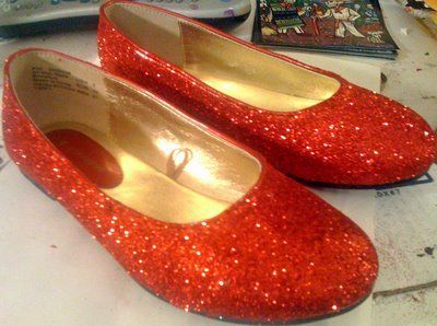 iLoveToCreate Blog: How to Make Glittered Dorothy Shoes   i may have to make these for myself! : ) Nerdy Halloween Costumes, Slippers Cheap, Worn Out Shoes, Dorothy Red Shoes, Red Glitter Shoes, Diy Glitter Shoes, Dorothy Shoes, Pumpkin Song, Latina Style