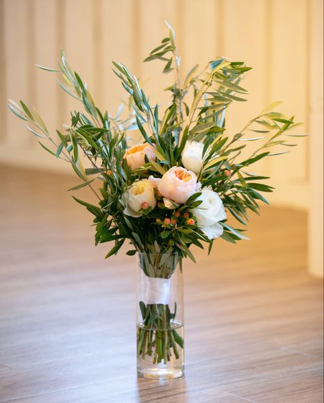 Vase Olive Branch, Olive Branch Floral Arrangement, Peach Wedding Decorations, Olive Branches, White Bridal Bouquet, Flower Arrangements Simple, Floral Branch, Peach Wedding, Peach Roses