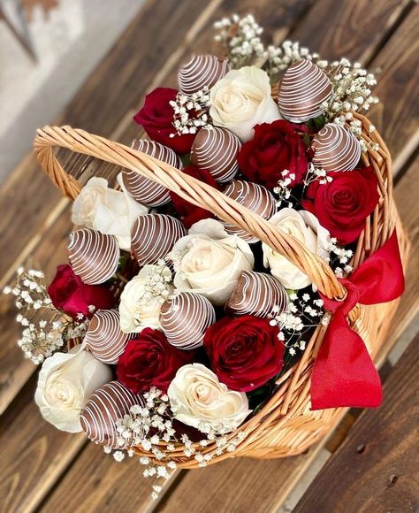 Chocolate Covered Strawberry Bouquet, Strawberry Bouquet, Rose Strawberry, Valentine Strawberries, Strawberry Box, Chocolate Covered Strawberry Recipe, Chocolate Covered Strawberries Bouquet, Food Bouquet, Berry Basket