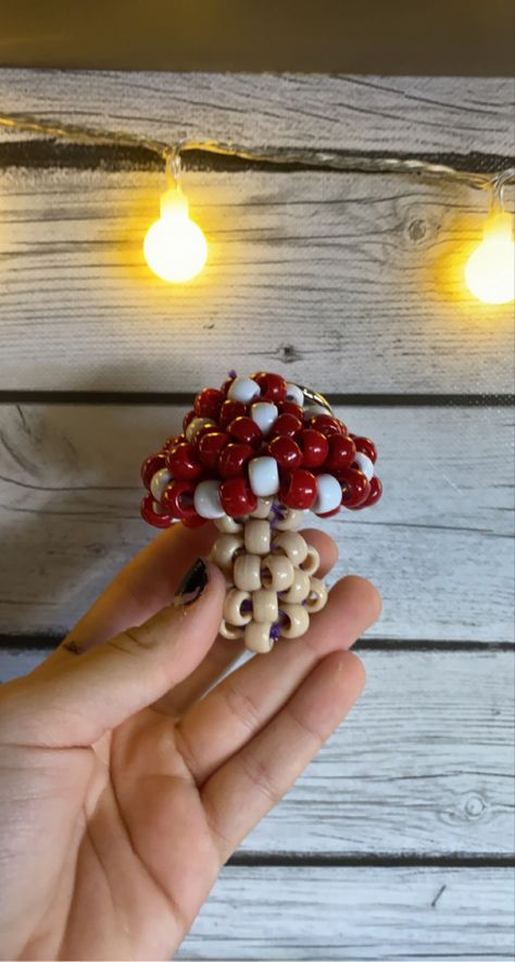 A cute mushroom made out of beads Kandi Mushroom, Kandi Animals, Pony Bead Animals, Bead Animals, Pony Bead Projects, Kandi Inspo, Diy Kandi Bracelets, Pony Bead Bracelets, Pony Bead Crafts