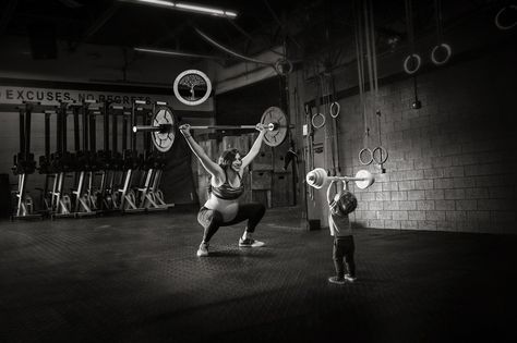 Fierce Mom's CrossFit Maternity Photos Aren't Just Stunning — They're Seriously Badass Crossfit Maternity Photoshoot, Gym Maternity Photoshoot, Crossfit Pregnant, Pregnant Fitness, Crossfit Studio, Gym Photoshoot, 36 Weeks Pregnant, Pregnancy Pics, App Inspiration