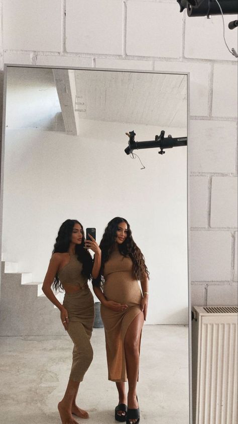 Pregnant Twins, Tan Skin Makeup, Indian Maternity, Shower Pics, Preggo Fashion, Pretty Pregnant, Maternity Chic, Studio Photography Poses, Mum Fashion